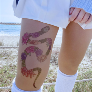 Pantimedias: tatuaje de serpiente