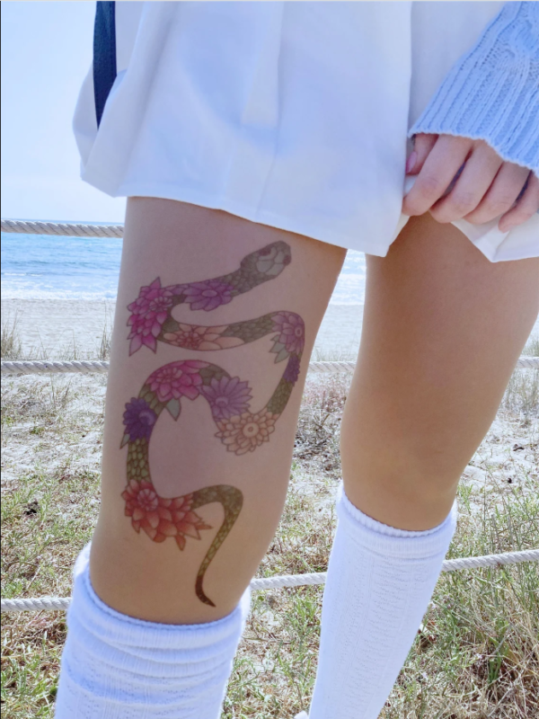 Pantimedias: tatuaje de serpiente