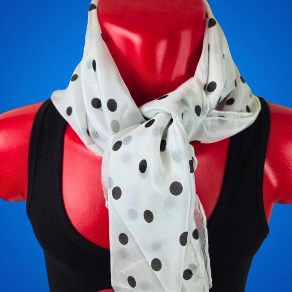 Foulard de seda con lunares negros