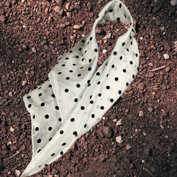 Foulard de seda con lunares negros - Imagen 9