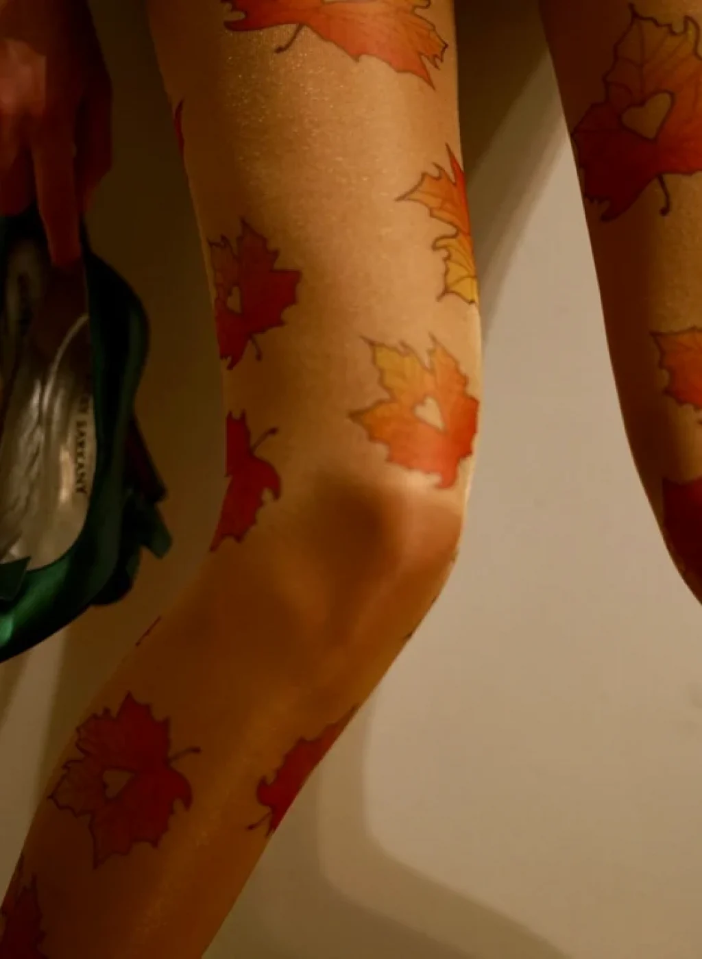 Pantimedias color piel con hojas de otoño impresas | Nude tights with printed autumn leaves pattern