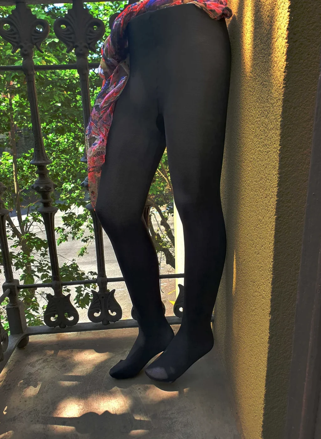Pantimedias negras opacas en balcón con luz natural | Black opaque tights outdoors on balcony in natural light