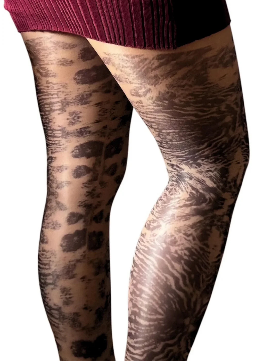 Piernas con pantimedias Wildwood en estampado negro rebajado sobre fondo recortado con media transparente | Legs wearing Wildwood tights with muted black pattern on cropped transparent-background look