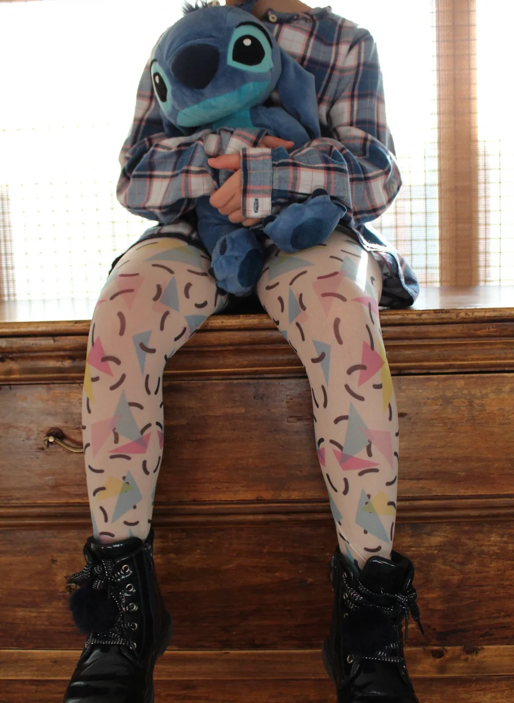 Pantimedias infantiles Fun Confetti con diseño colorido, niña sentada con peluche azul | Kids Fun Confetti tights colorful design sitting with blue plush toy