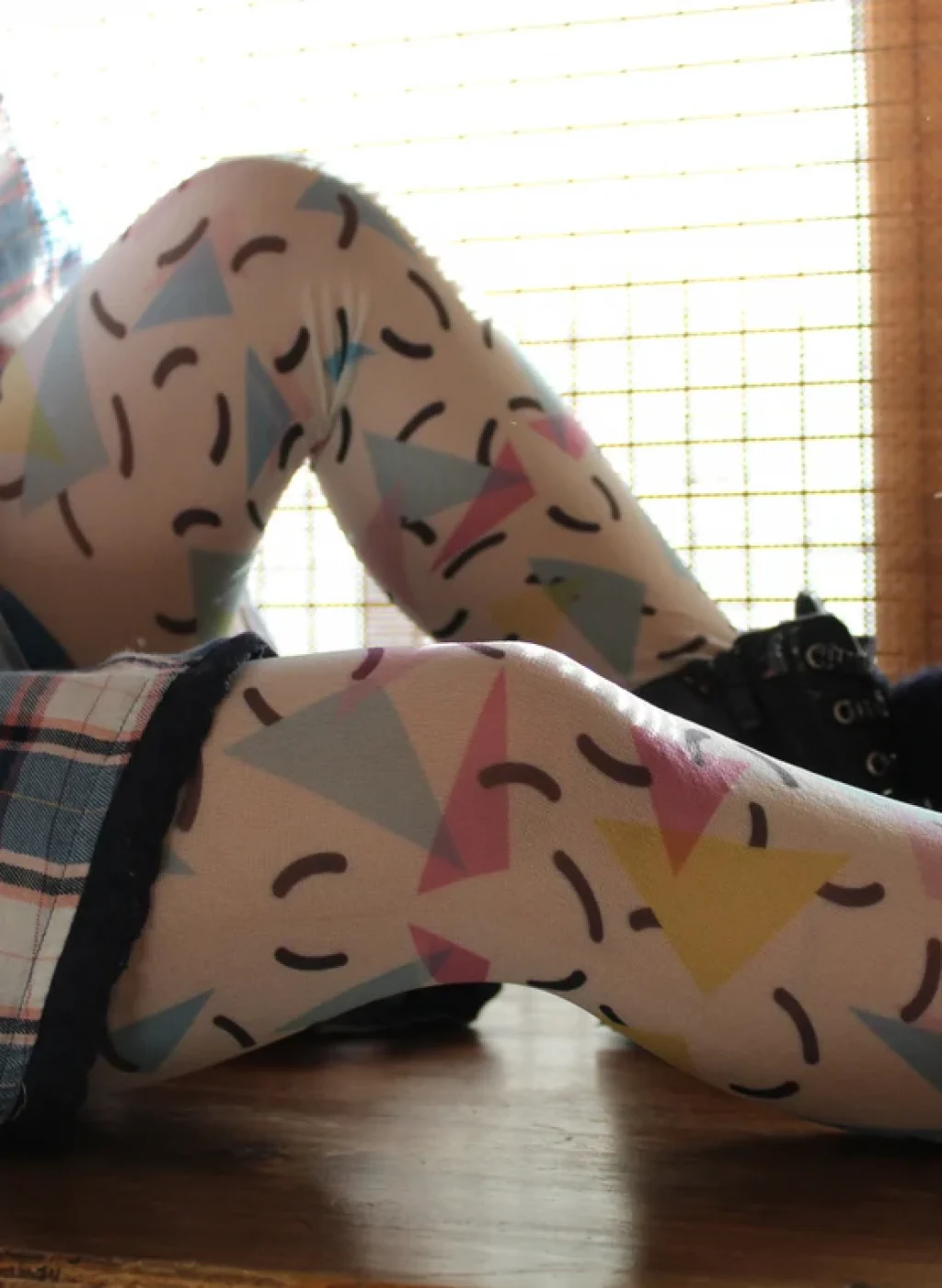 Pantimedias infantiles Fun Confetti con diseño de colores y niña sentada junto a ventana | Kids Fun Confetti tights with colorful pattern sitting by window