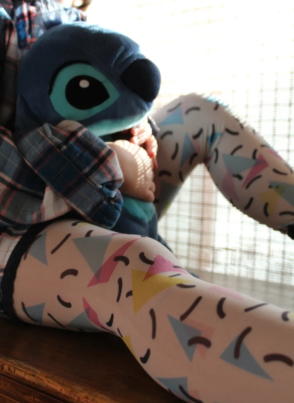 Pantimedias infantiles Fun Confetti con peluche azul en postura sentada | Kids Fun Confetti tights with blue plush toy in seated pose