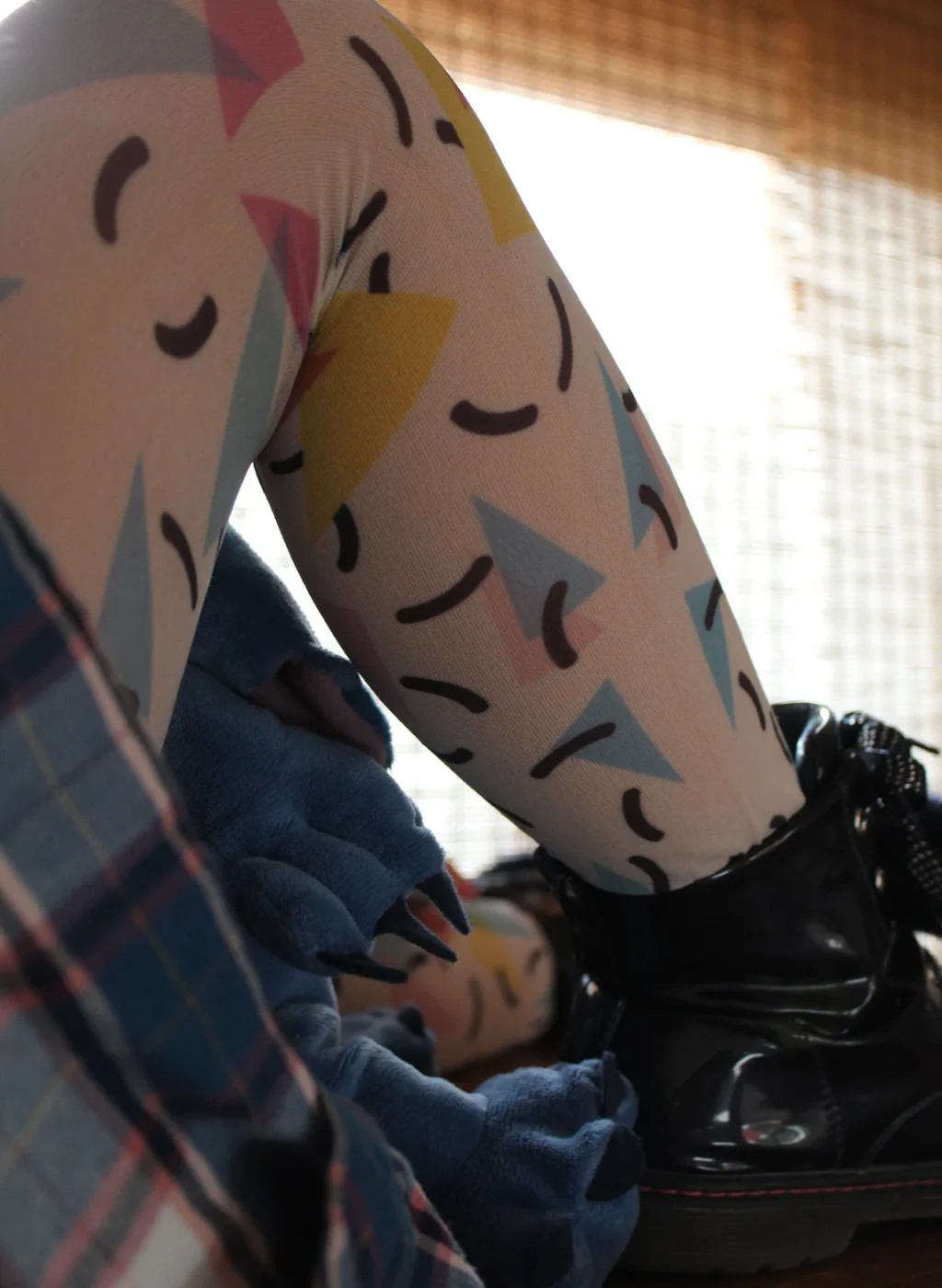 Pantimedias infantiles Fun Confetti en postura sentada con luz natural | Kids Fun Confetti tights in seated pose with natural light