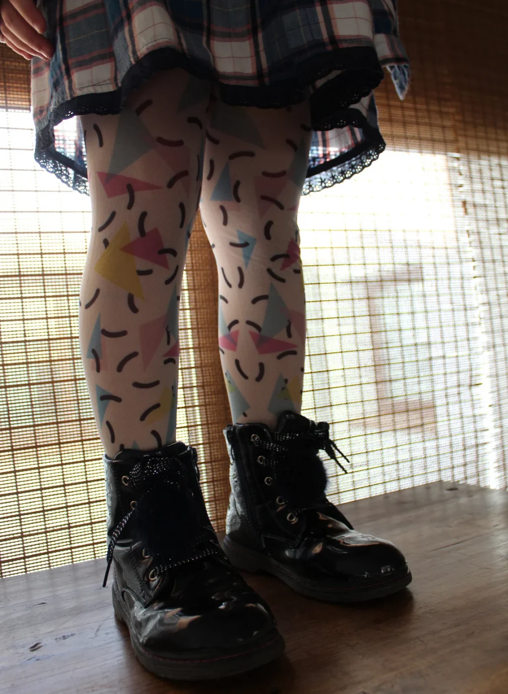 Pantimedias infantiles blancas con estampado Fun Confetti y botas negras | Kids white tights with Fun Confetti print and black boots