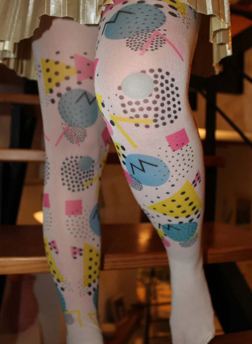 Pantimedias infantiles blancas con estampado geométrico Memphis en vista lateral | Kids white tights with Memphis geometric pattern in side view
