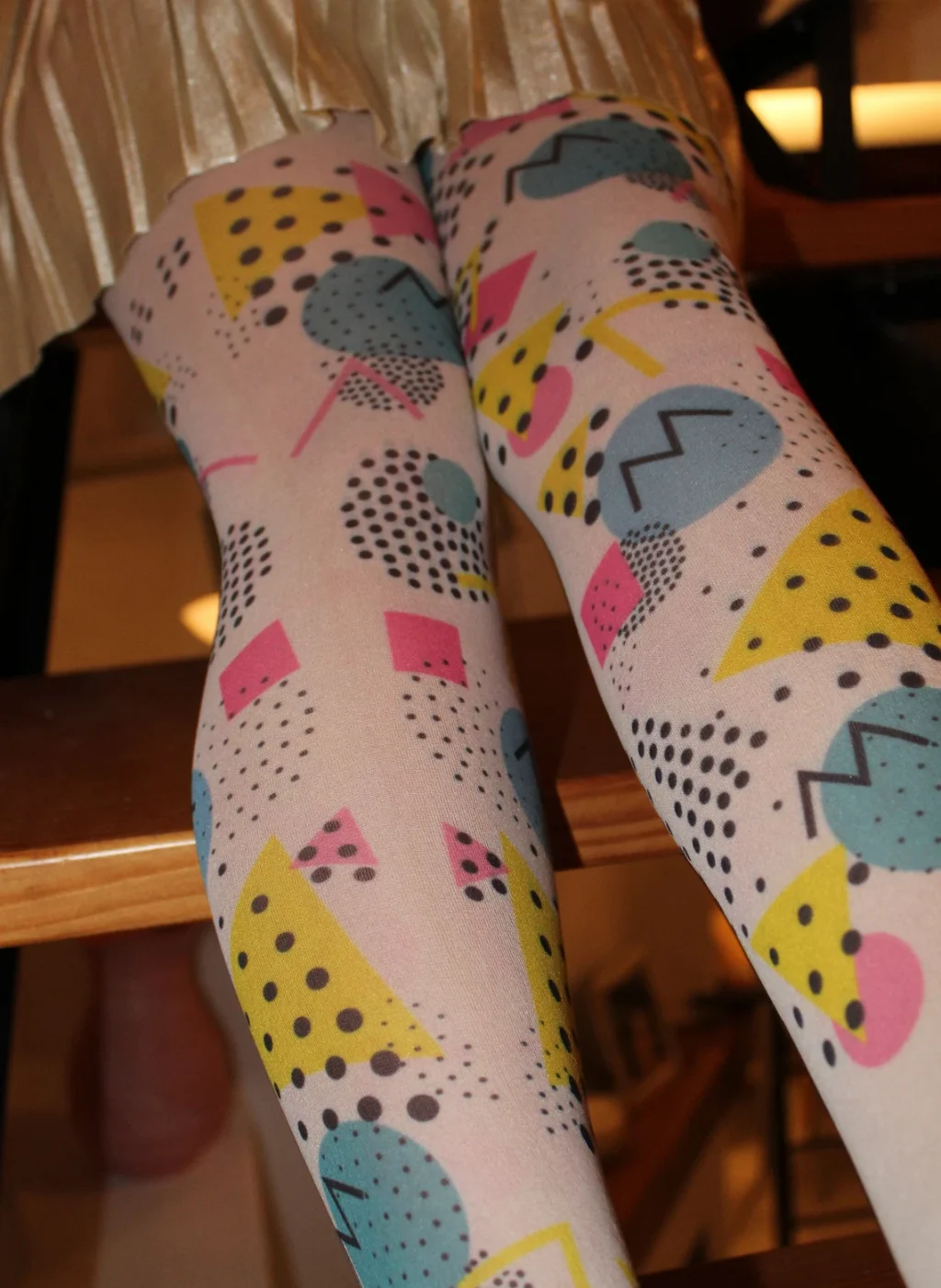 Pantimedias infantiles con estampado geométrico Memphis en plano superior | Kids tights with Memphis geometric print in top-angle view