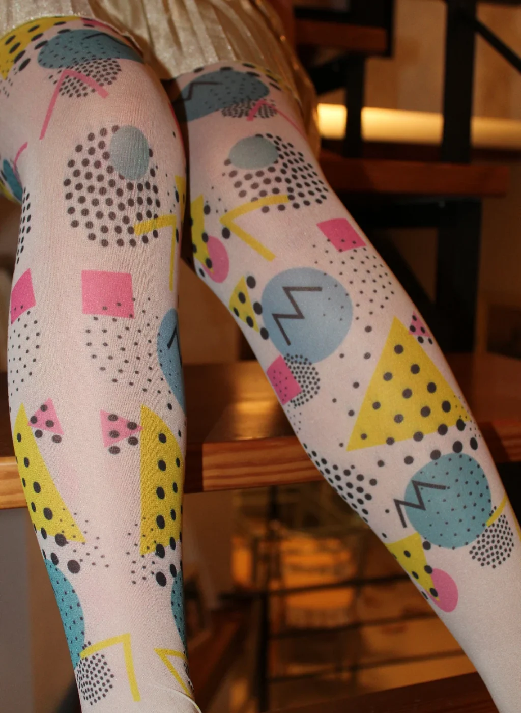 Pantimedias infantiles blancas con estampado geométrico Memphis en plano detalle | Kids white tights with Memphis geometric pattern in close-up view