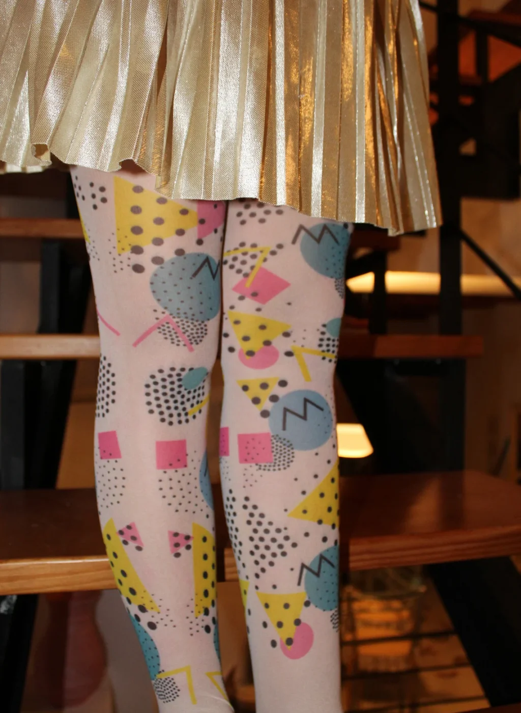 Pantimedias infantiles blancas con estampado geométrico Memphis en tonos vivos | Kids white tights with vibrant Memphis geometric pattern