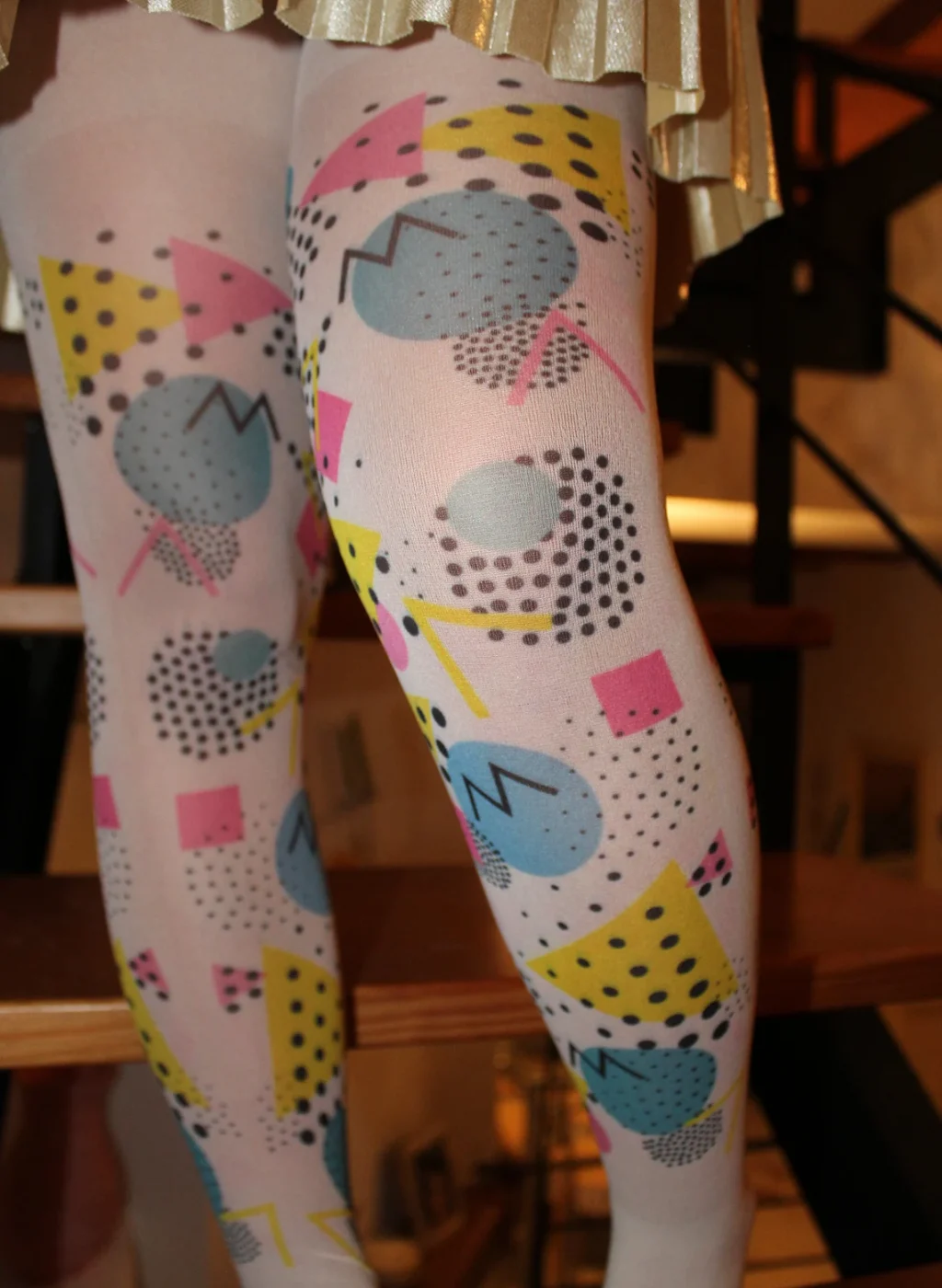 Pantimedias infantiles blancas con estampado geométrico de estilo Memphis en tonos pastel | Kids white tights with pastel Memphis-style geometric print