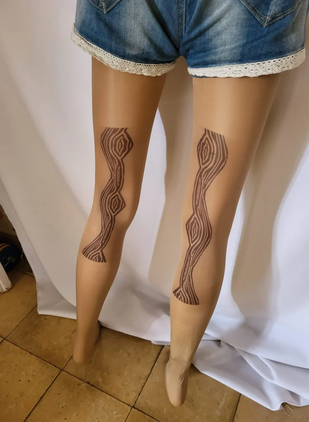 Sheer nude tattoo tights with modern symmetrical line design on the back of the legs | Pantimedias nude semitransparentes con diseño moderno simétrico de líneas en la parte trasera de las piernas