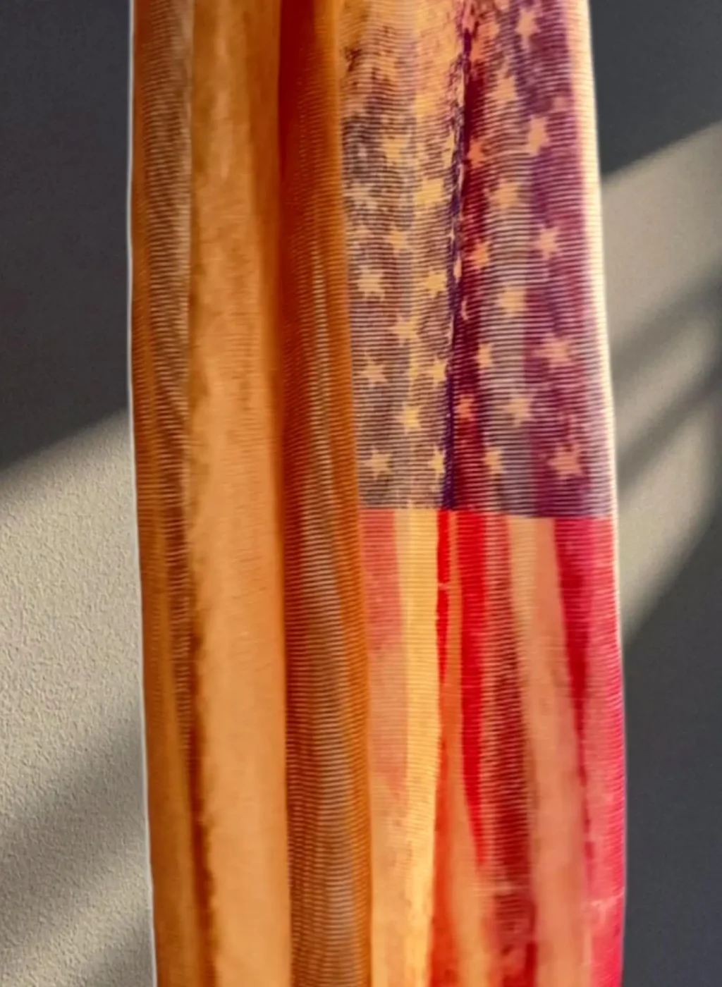 Detalle de pantimedias Oh! Tights con diseño de bandera americana, textura de nylon translúcido y estampado en rojo, blanco y azul – Close-up of Oh! Tights pantyhose featuring the American flag design, sheer nylon texture with red, white and blue print
