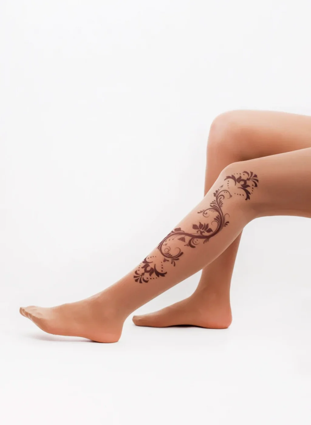 Sheer nude tattoo tights with vertical tribal floral design on the leg | Pantimedias nude semitransparentes con diseño tribal floral vertical en la pierna