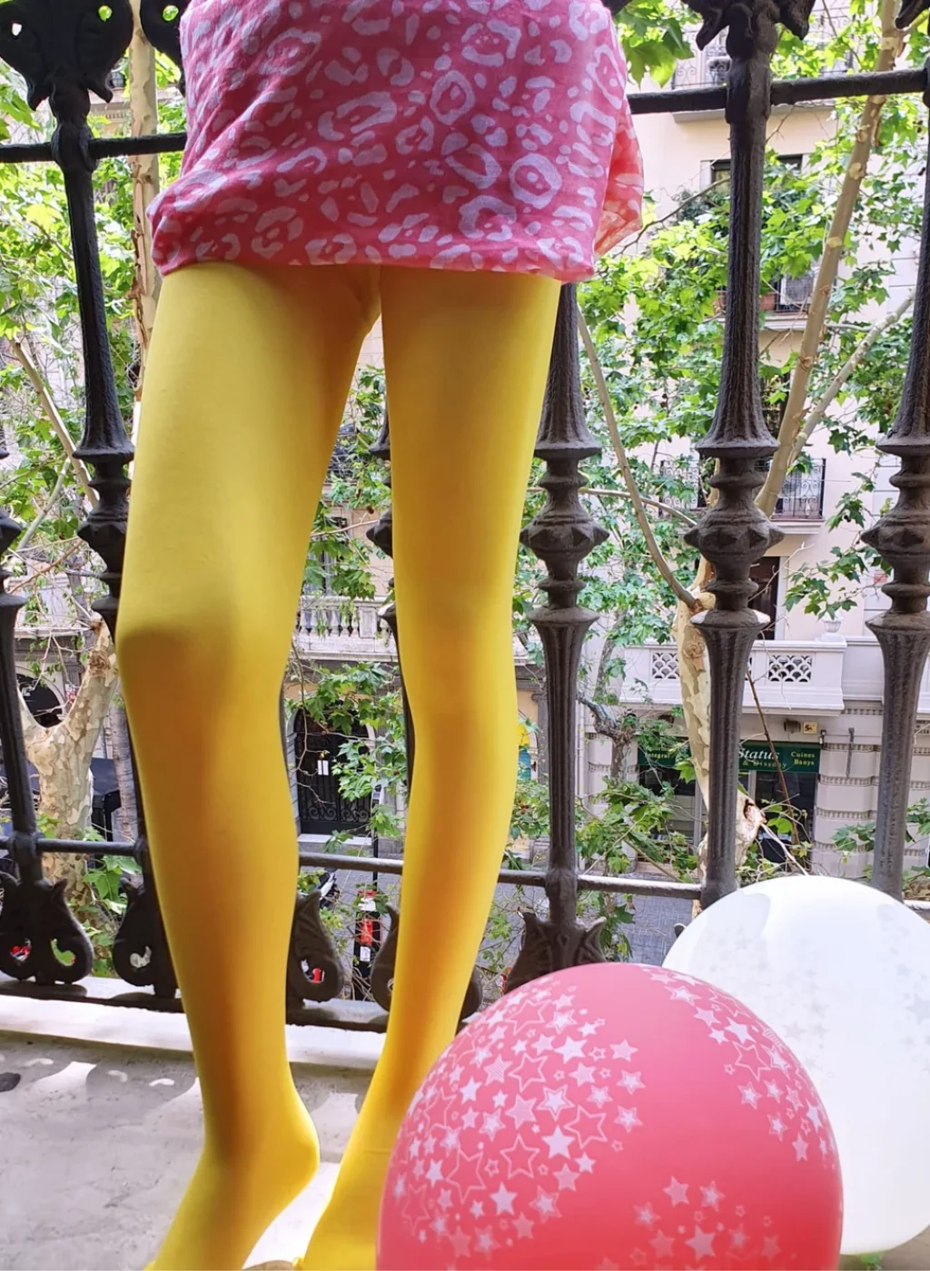 Pantimedias amarillas lisas en balcón con globos decorativos | Yellow opaque tights on balcony with decorative balloons