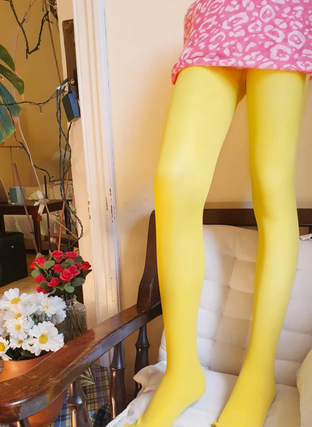 Pantimedias amarillas lisas combinadas con falda rosa estampada | Yellow opaque tights with pink patterned skirt