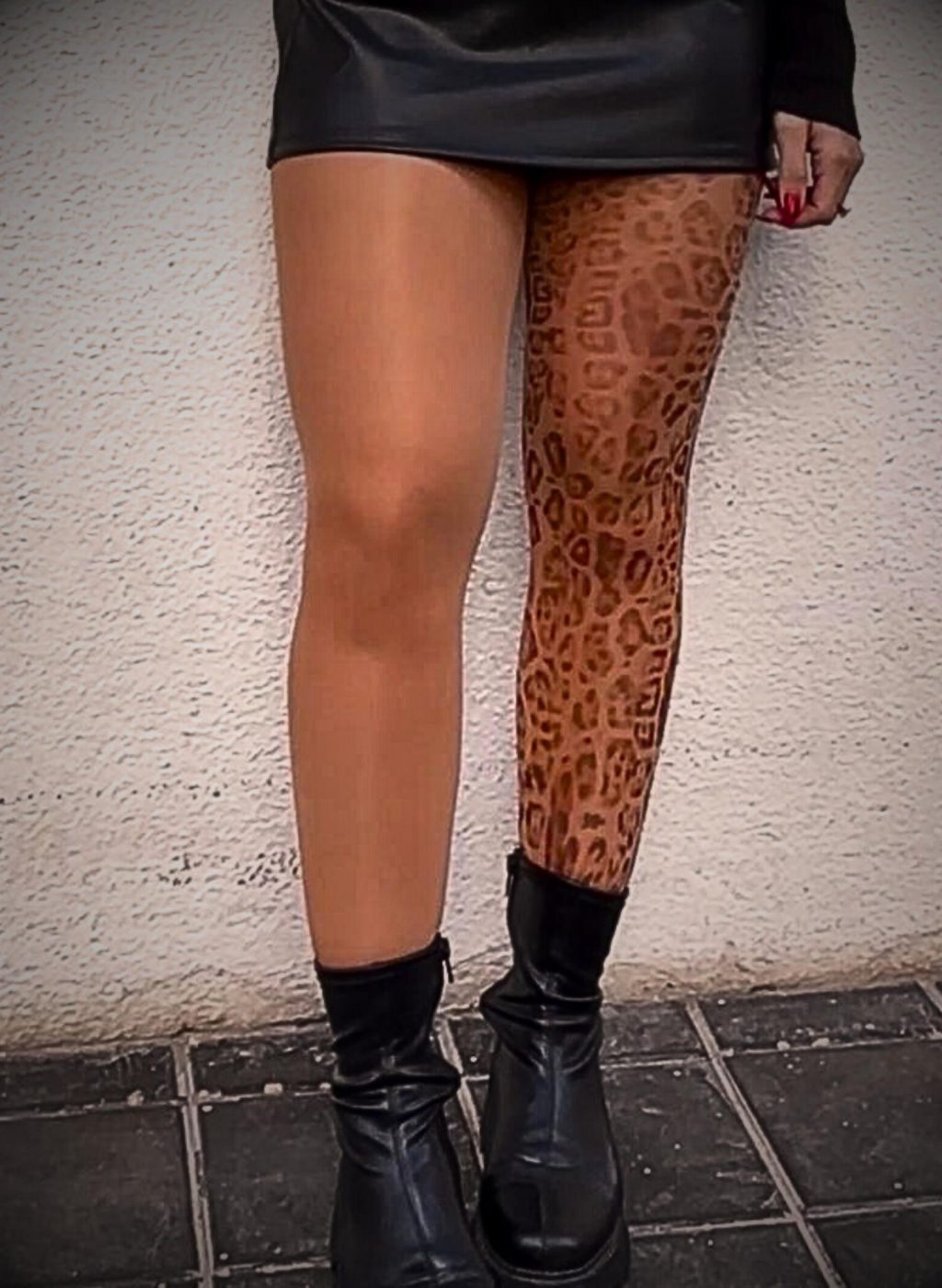 Piernas con pantimedias animal print leopardo en combinación con falda negra y botas | Legs wearing leopard animal print tights with black skirt and boots