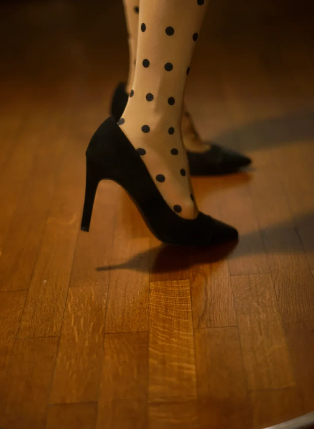 Sheer black polka dot tights with heels, elegant standing pose | Pantimedias negras transparentes con lunares y tacones, pose elegante de pie