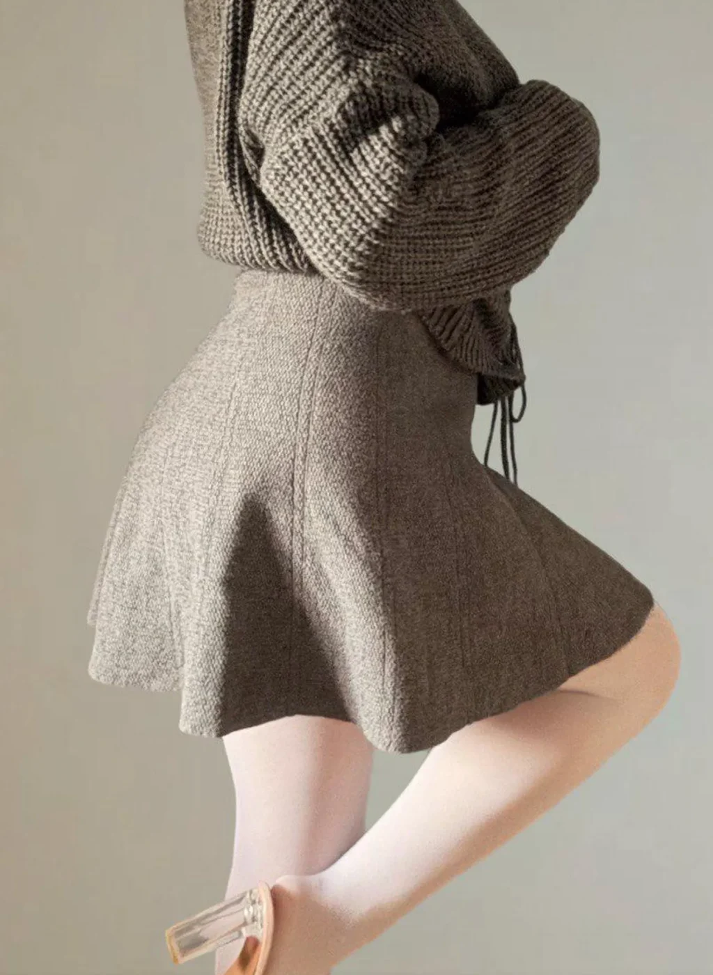 modelo con una pierna inclinada luciendo pantimedias blancas con lunares – estilo chic Oh! Tights moda femenina