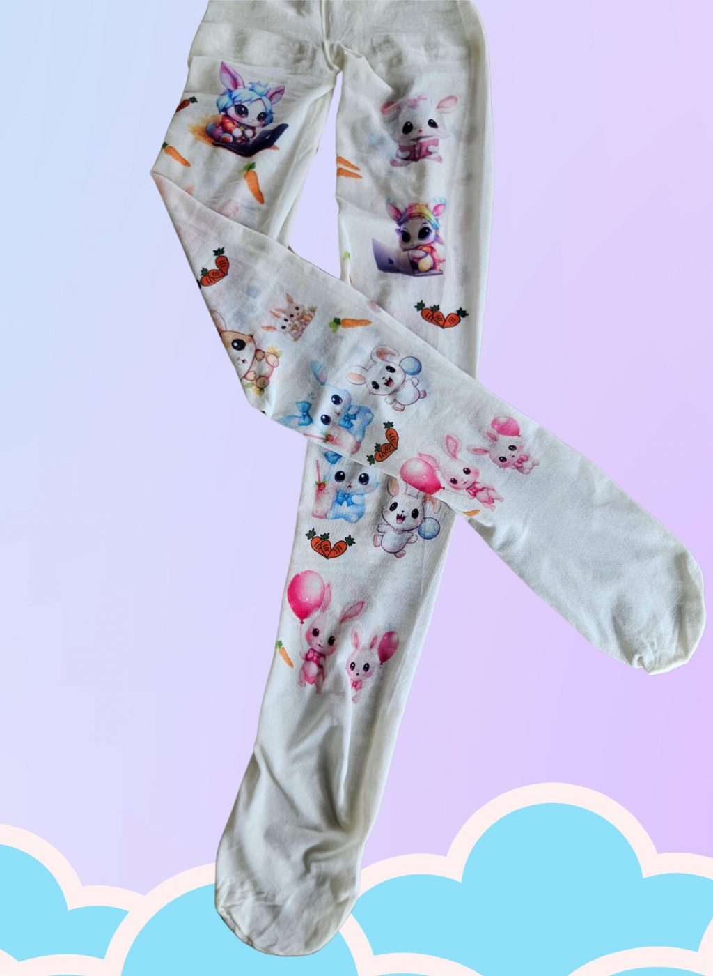 Medias infantiles blancas con dibujos kawaii de conejitos y zanahorias, colocadas en forma de cruz sobre fondo pastel con nubes. White kids tights with kawaii bunny and carrot designs, arranged crossed on a pastel background with clouds.