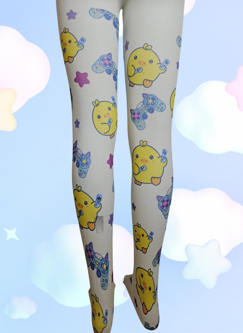 Medias infantiles blancas con dibujos kawaii de animales y estrellas, piernas juntas sobre fondo celeste con nubes y formas pastel. White kids tights with kawaii animal and star designs, legs together on a sky blue background with pastel clouds.