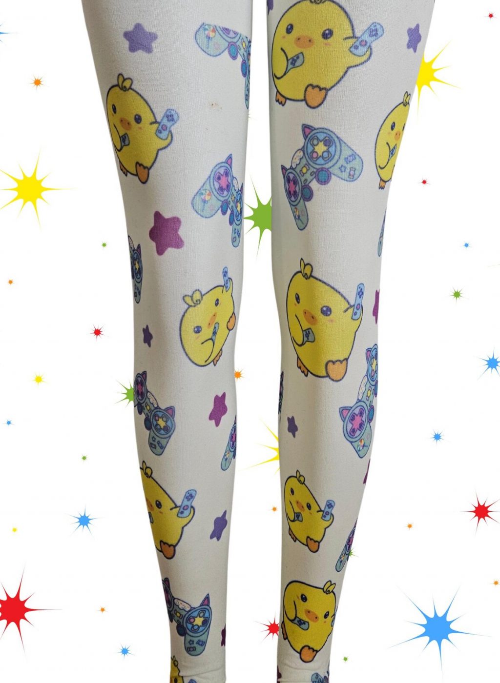 Medias infantiles blancas con dibujos kawaii de animales y estrellas, piernas juntas sobre fondo blanco con estrellitas de colores. White kids tights with kawaii animal and star designs, legs together on a white background with colorful star accents.