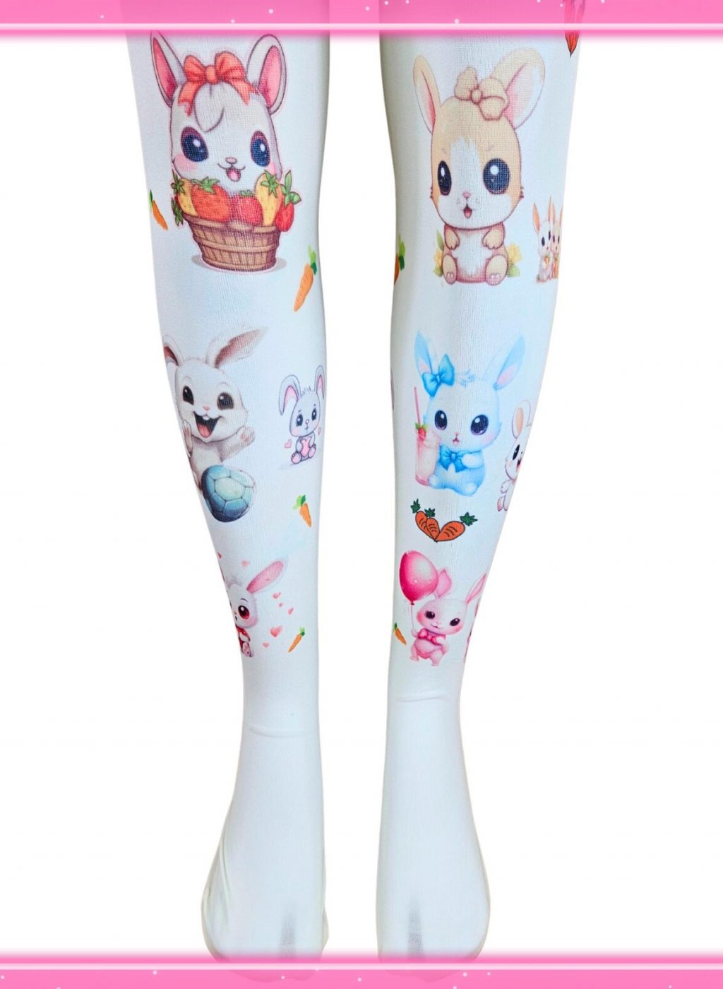 Medias infantiles blancas con dibujos kawaii de conejitos y zanahorias, piernas juntas con marco rosa brillante sobre fondo blanco. White kids tights with kawaii bunny and carrot designs, legs together with a pink glowing frame on a white background.