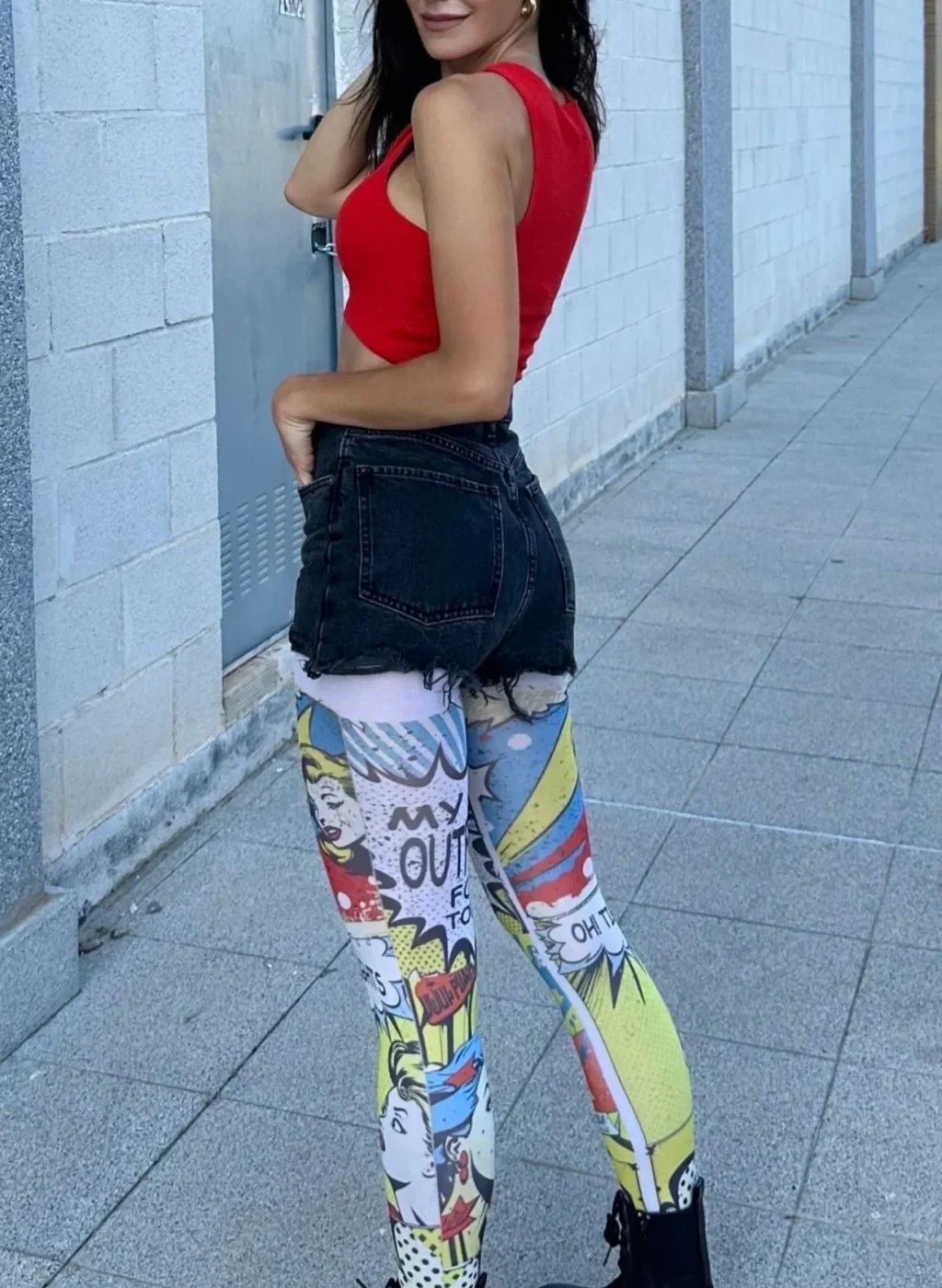 modelo de perfil luciendo pantimedias cómic de colores – Oh! Tights moda pop art con top rojo y shorts negros