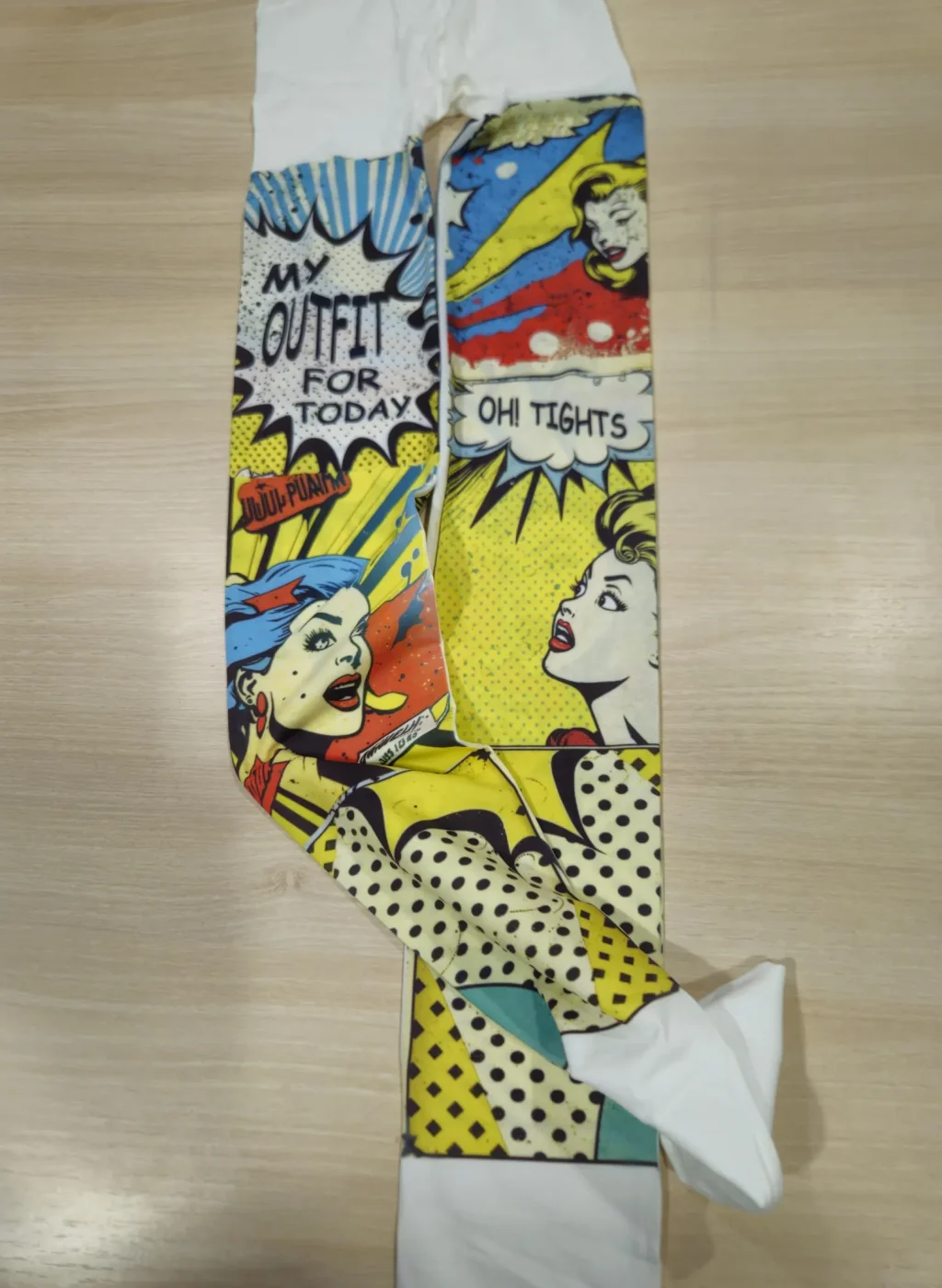 pantimedias con diseño cómic pop art dobladas con una pierna flexionada – Oh! Tights pantys coloridos de estilo retro con detalle de impresión
