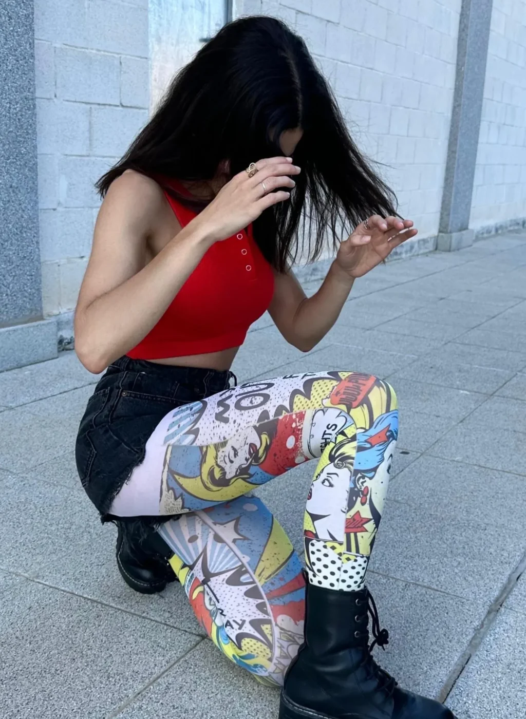 modelo en cuclillas con pantimedias cómic de colores – Oh! Tights estilo urbano pop art