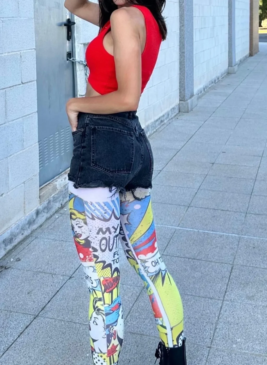 modelo con pantimedias cómic de colores Oh! Tights, estilo pop art moderno con top rojo y botines negros