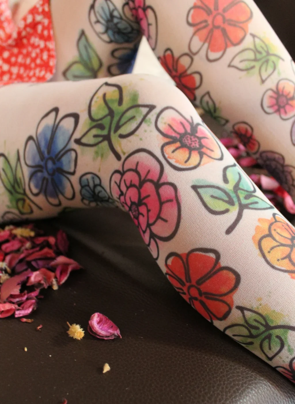 Pantimedias infantiles con flores grandes multicolor, diseño artístico sobre media clara con pétalos en tonos vivos | Kids multicolor big flower tights artistic floral pattern on light pantyhose