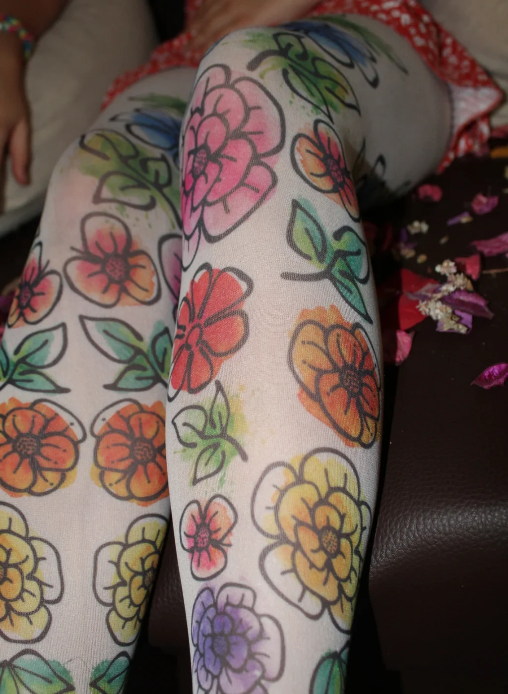 Pantimedias infantiles con flores de colores, diseño floral dibujado a mano sobre media clara | Kids colorful flower tights hand-drawn floral design on light pantyhose