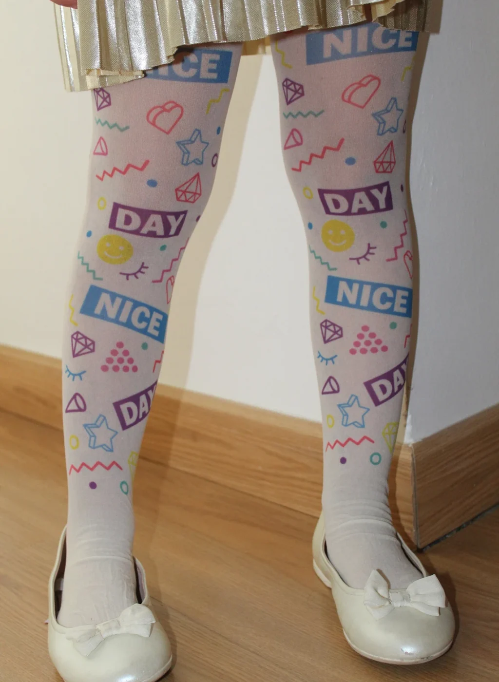 Pantimedias infantiles NICE DAY con ilustraciones divertidas en pose vertical | Kids NICE DAY tights with fun colorful illustrations in standing pose