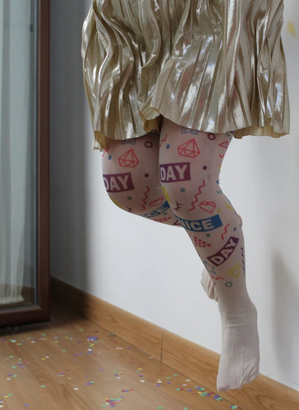Pantimedias infantiles NICE DAY con dibujos coloridos mientras la niña salta | Kids NICE DAY tights with colorful doodles while jumping