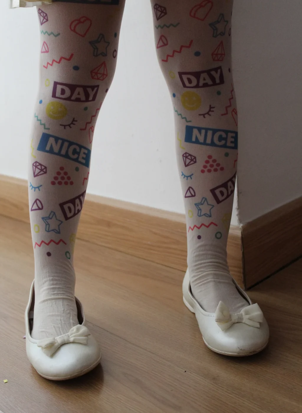 Pantimedias infantiles NICE DAY con ilustraciones coloridas en pose frontal | Kids NICE DAY tights with colorful doodles in front view