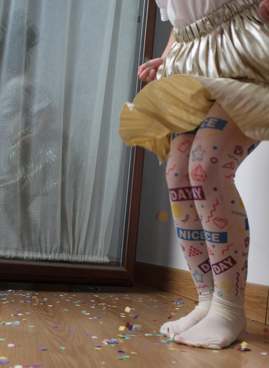 Pantimedias infantiles NICE DAY con dibujos coloridos en escena con confeti | Kids NICE DAY tights with colorful doodles and confetti scene