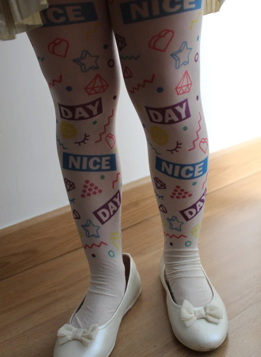 Pantimedias infantiles blancas con estampado NICE DAY y dibujos kawaii multicolor | Kids white tights with NICE DAY text and colorful kawaii illustrations