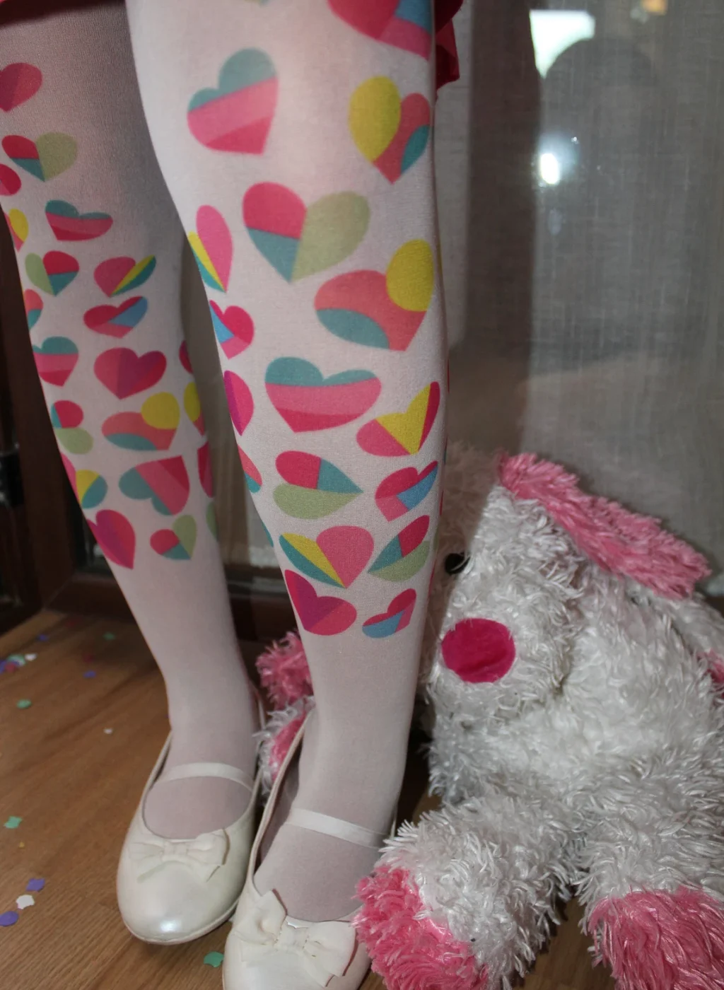 Pantimedias infantiles blancas con diseño de corazones grandes y coloridos | Kids white tights with big colorful heart pattern