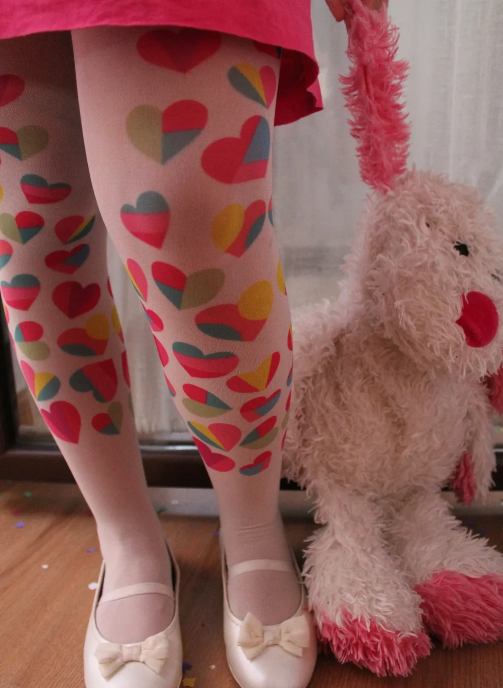 Pantimedias infantiles blancas con estampado de corazones coloridos | Kids white tights with colorful hearts print