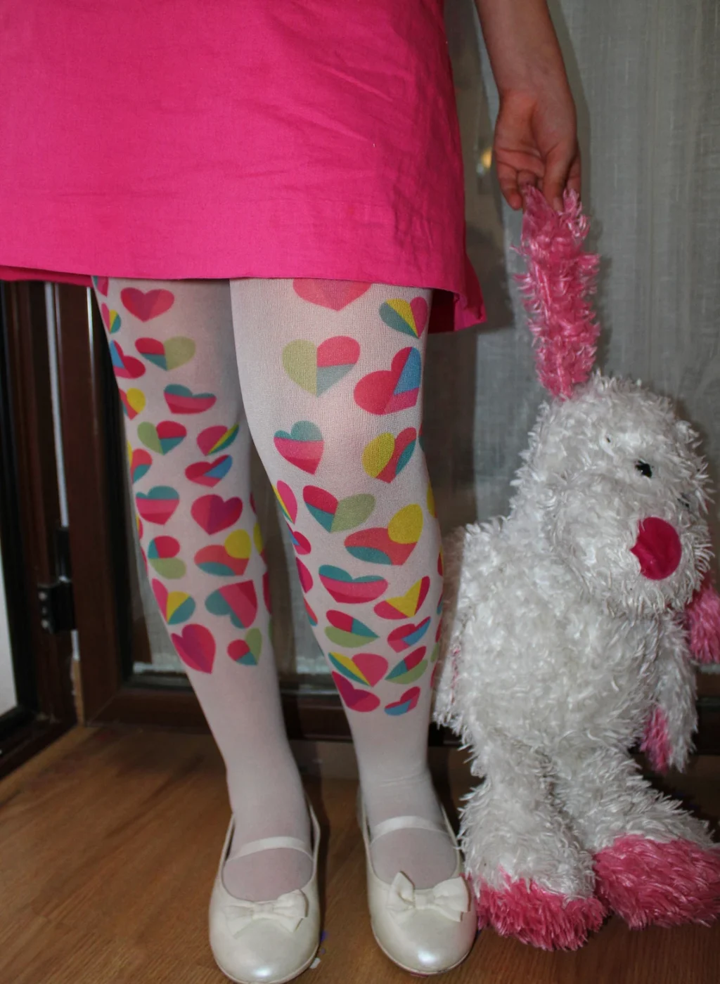 Pantimedias infantiles blancas con corazones multicolor | Kids white tights with multicolor hearts pattern